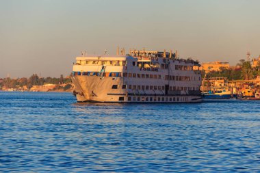 Mısır, Nil nehrinde yelken açan bir gemi.
