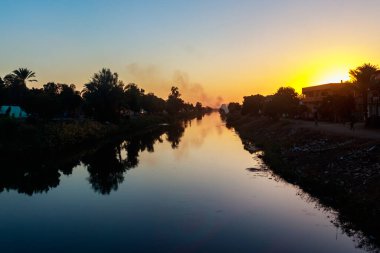 Mısır 'da gün batımında sulama kanalı manzarası