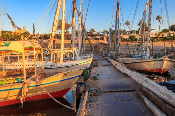 Σκάφη Felucca Αγκυροβολημένα Στην Προβλήτα Στο Λούξορ Της Αιγύπτου — Φωτογραφία Αρχείου