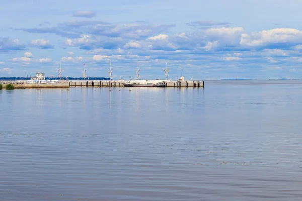 停泊在俄罗斯彼得霍夫 圣彼得堡郊区 芬兰湾开放海岸的水翼船 — 图库照片