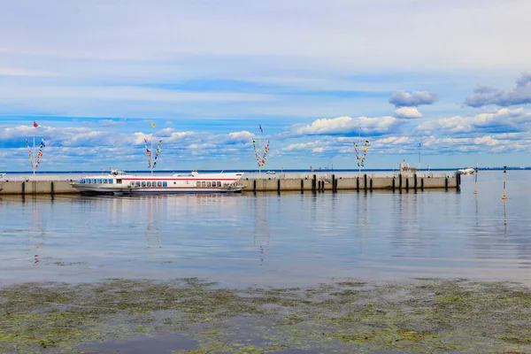 Barcas Hidroplanos Amarradas Costa Abierta Del Golfo Finlandia Peterhof Suburbio —  Fotos de Stock