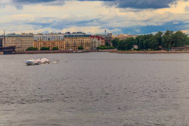 St. Petersburg, Rusya 'da Neva nehrinde yelken açan hidrofolyo teknesi.