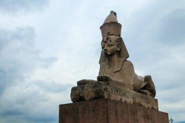 Antik Mısır sfenksi St. Petersburg, Rusya 'daki Neva Nehri' nin setinde.