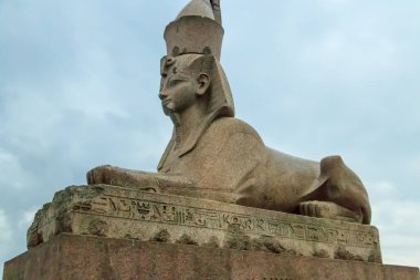 Antik Mısır sfenksi St. Petersburg, Rusya 'daki Neva Nehri' nin setinde.