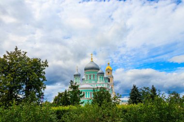 Rusya Diveyevo 'daki Kutsal Üçlü-Aziz Seraphim-Diveyevo manastırının Trinity Katedrali ve çan kulesi.