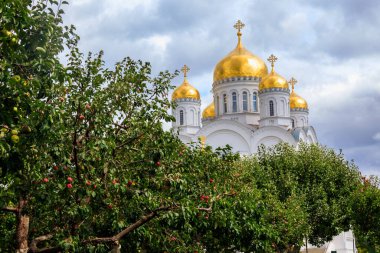 Diveyevo, Rusya 'daki Kutsal Trinity-Saint Seraphim-Diveyevo Manastırı' nın şekil değiştirme katedrali