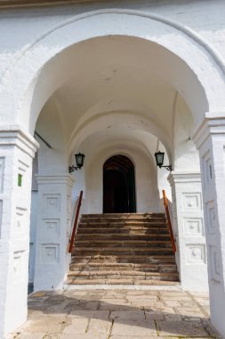 Rusya 'nın Suzdal kentindeki şefaat katedrali (Pokrovsky) manastırına giriş. Rusya 'nın altın yüzüğü