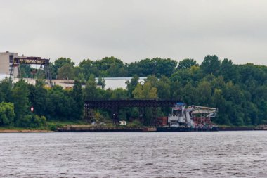 Rusya 'da Volga nehrinin kıyısında bir platformda yüzen inşaat vinci.