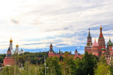 St. Manzarası Rusya, Moskova 'daki Kızıl Meydan' da Basil Katedrali ve Kremlin 'in Spasskaya Kulesi