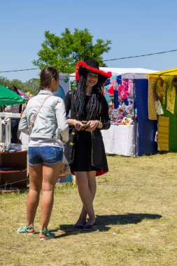Kremenchug, Ukrayna - 3 Haziran 2017: Çilek Festivali sırasında kimliği belirsiz kişi