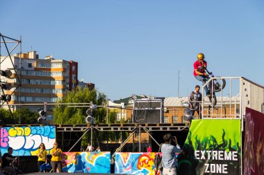 Kremenchug, Ukrayna - 5 Haziran 2017: Aşırı Bmx sürücüsü kask skatepark rekabet içinde. Kimliği belirsiz Bmx sürücüsü festival aşırı bölge üzerinde hile yapmak