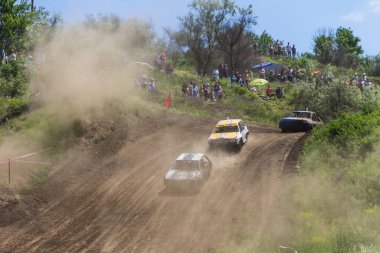 Alexandria, Ukrayna - 10 Haziran 2017: Eski hurda arabaların yarışı. Açık havada tozla yarışıyorlar