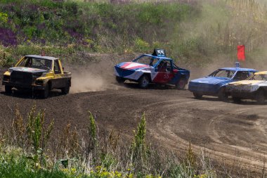 Alexandria, Ukrayna - 10 Haziran 2017: Eski hurda arabaların yarışı. Açık havada tozla yarışıyorlar