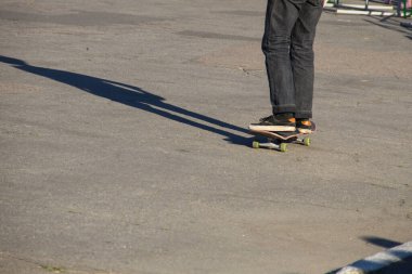 Kaykaycı bacakları kaykay parkında sürüyor.