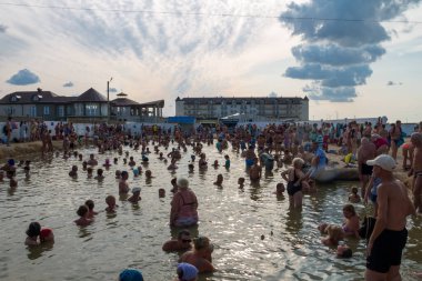 Arabat Spit, Ukrayna-Ağustos 23, 2017: bilinmeyen insanlar termal Radon kaynağında yıkanmak