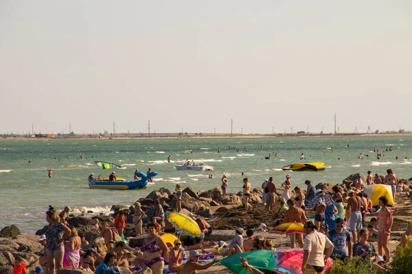 Genichesk Ukrayna Ağustos 2017 Bilinmeyen Insanlar Azov Denizi Kıyısında Eğleniyor — Stok fotoğraf