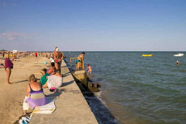 Геническ Украина Августа 2017 Года Неизвестные Наслаждаются Пляжем Азовского Моря — стоковое фото