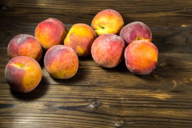 Tahta masada olgun şeftaliler