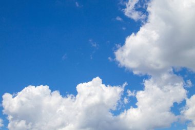 Mavi gökyüzünde beyaz bulutlar