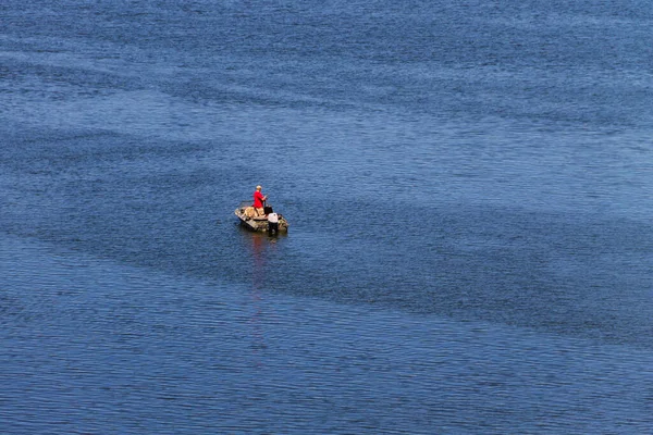 Лодка Рыбаками Реке Днепр Украина — стоковое фото