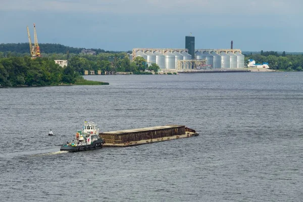 Barge Lebegő Dnyeper Folyó Ukrajnában — Stock Fotó