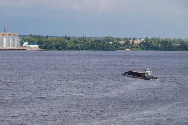 Barge Lebegő Dnyeper Folyó Ukrajnában — Stock Fotó