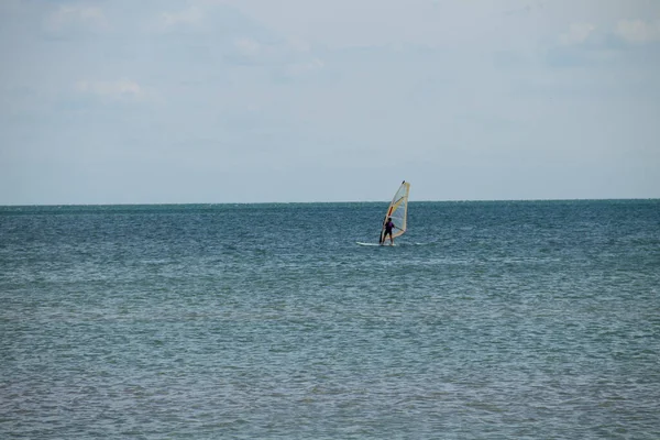 Vindsurfing Surfare Tränar Lugnt Hav Eller Hav Fritidsvattensporter Idyllisk Sommarsemester — Stockfoto