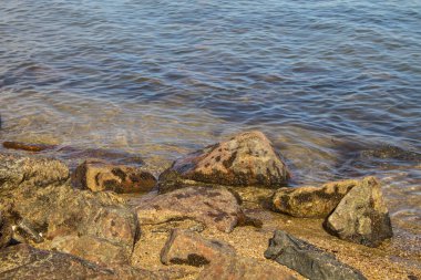 Kayaların üzerinden süzülen deniz dalgaları