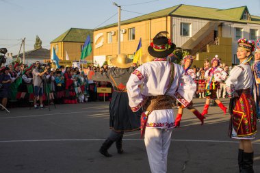 Genichesk, Ukrayna - 26 Ağustos 2017: Ulusal Kültür Festivali sırasında Ukrayna 'da geleneksel giyinmiş dansçılar Tavriyska rodyna (Tavria Ailesi))