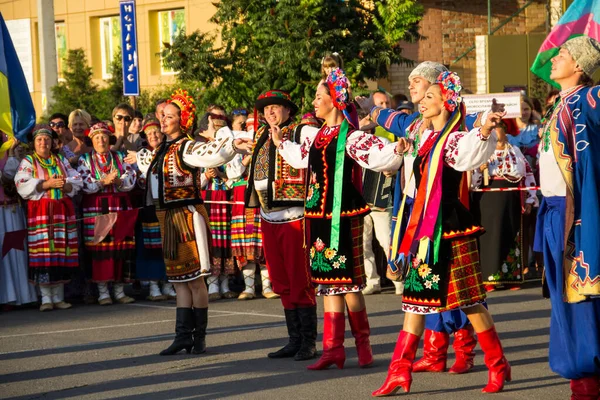 Genichesk Ucrânia Agosto 2017 Dançarinos Roupas Tradicionais Ucranianas Durante Festival — Fotografia de Stock