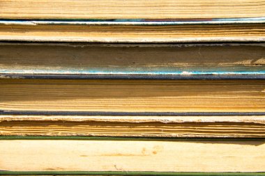 Eski kitapların yığını. Kitap arkaplanı