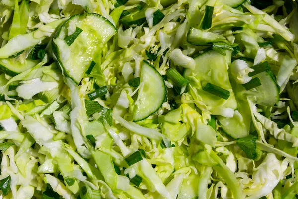 Veganer Frühlingssalat Mit Kohl Gurken Grüner Zwiebel Und Petersilie Nahaufnahme — Stockfoto