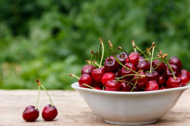 Rustik ahşap masa açık taze kiraz ile kase