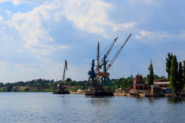 Kargo liman nehir üzerinde ağır vinç