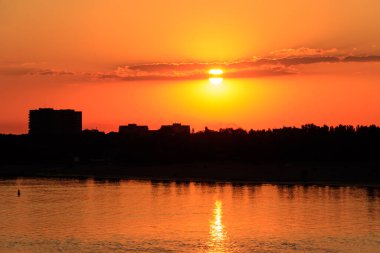 Kremenchug, Ukrayna 'daki Dinyeper Nehri üzerinde turuncu gün batımı