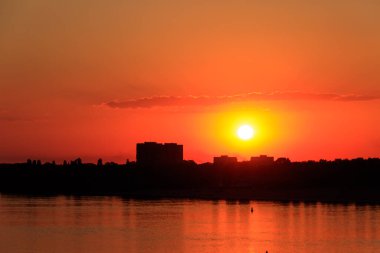 Kremenchug, Ukrayna 'daki Dinyeper Nehri üzerinde turuncu gün batımı