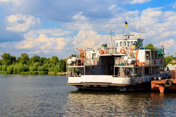 Ferryboat Muelle Río Dnieper Ucrania —  Fotos de Stock