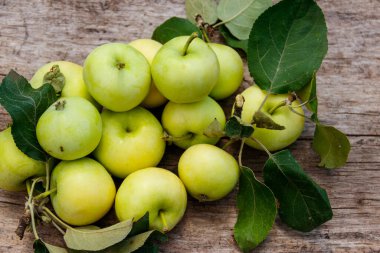 Rustik ahşap masa üzerinde taze olgun elma. Üstte görüntü