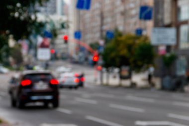 Şehir caddesinde sabah trafiğin bulanık arka planı