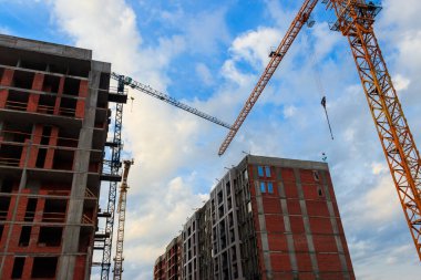 İnşaat halindeki vinç ve ev