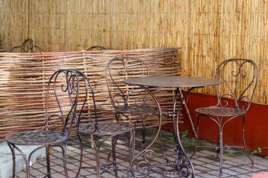 Yaz mevsiminde rahat bir kafede sandalyeler ve masalar