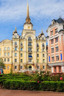 Ukrayna 'nın Kiev kentindeki Vozdvizhenka elit bölgesinin renkli evleri