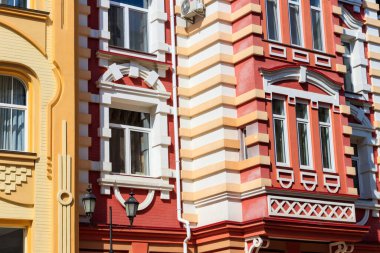 Modern çok öykülü klasik stil yakın çekim içinde bina cephe