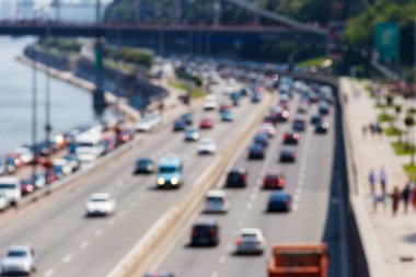 Trafiğin yoğun olduğu saatlerde çok şeritli otoyoldaki trafik arabalarının soyut geçmişi bulanık