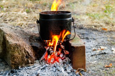 Kamp ateşinde yemek pişirmek