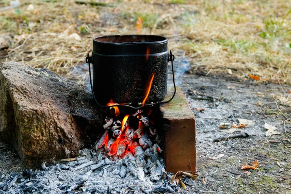 在野营的篝火上烹饪 — 图库照片