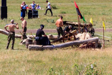 Dnepropetrovsk bölgesi, Ukrayna - 2 Haziran 2018: Etno-rock festivali Kozak Fest. Kırım Tatarları ve Polonyalı güçlerle ittifak kurarak Kazaklar arasındaki Zhovti Vody Muharebesinin yeniden canlandırılması