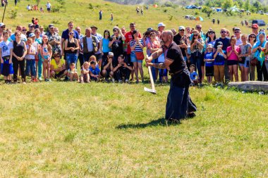 Dnipropetrovsk bölgesi, Ukrayna - 2 Haziran 2018: Ukrayna Kazağı etnik rock festivali Kozak Festivali sırasında baltayla gösteri yaptı