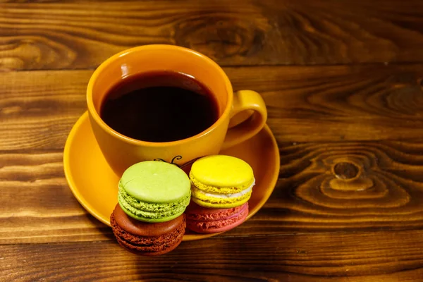 Tasse Kaffee Mit Leckeren Bunten Macarons Auf Holztisch — Stockfoto
