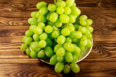 Tahta bir tabakta taze beyaz üzüm.